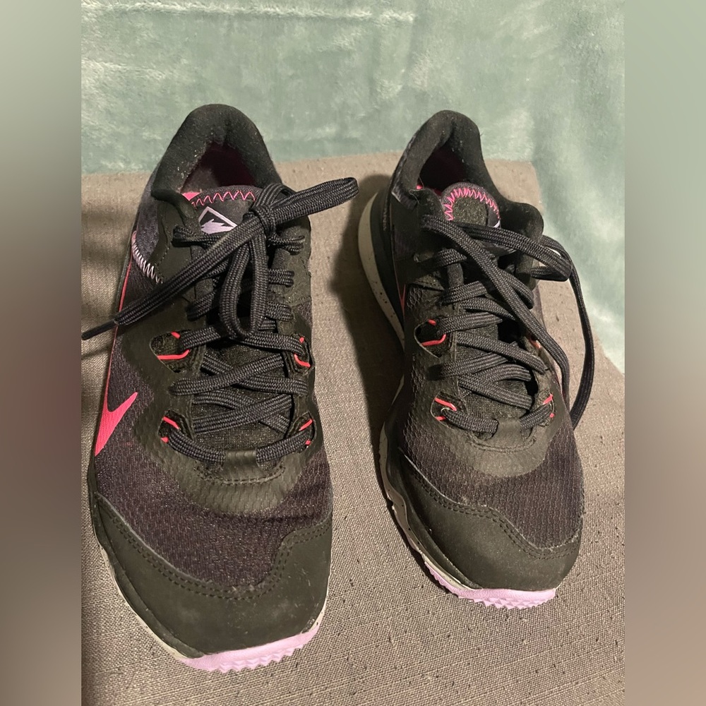 Women hiking shoes. Nike size 8